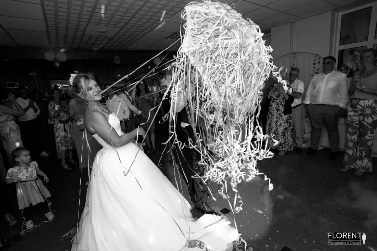 mariage maries humour tendres sous ombrelle avec cotillons emmeles studio photographe mariage pas de calais nord boulogne sur mer lille paris arras le touquet