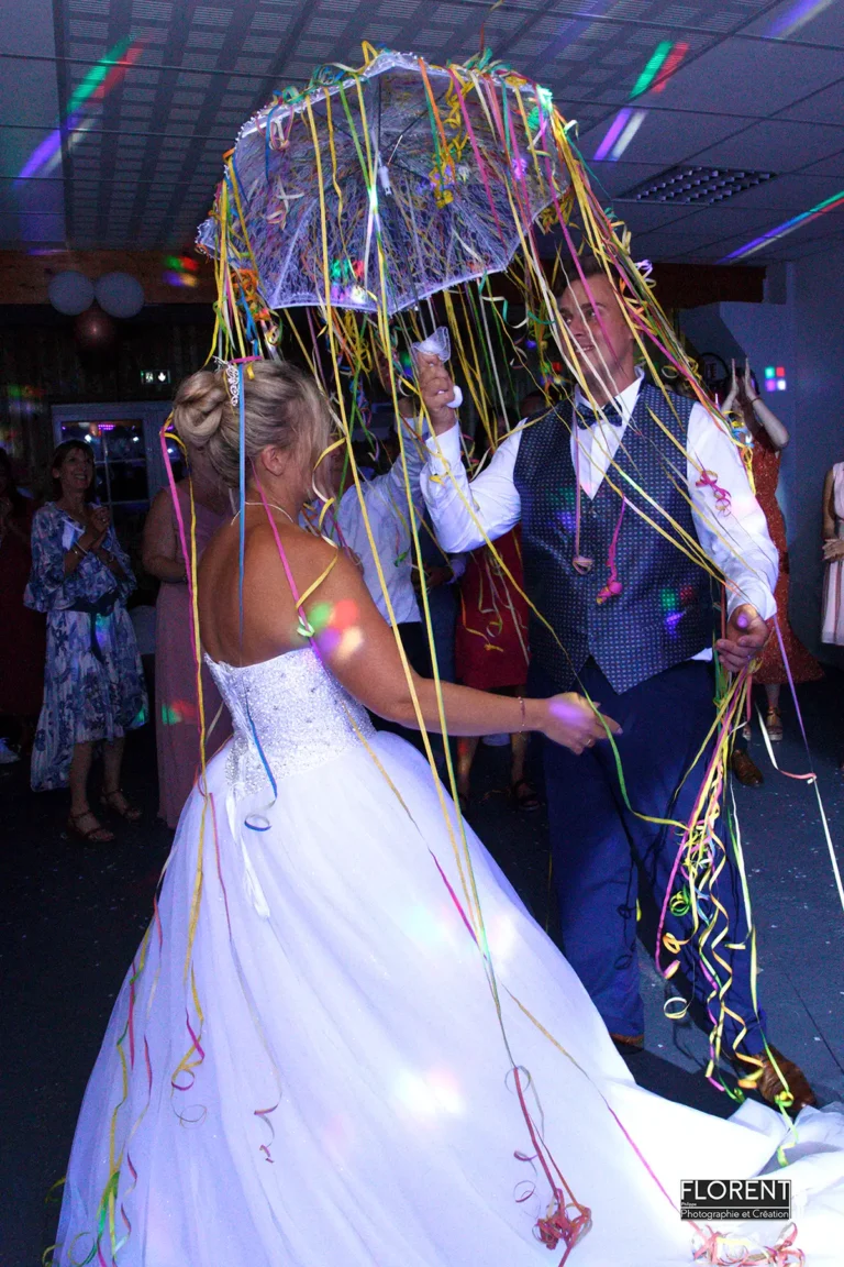 mariage maries tendres dansent sous ombrelle avec cotillons deposes studio photographe mariage pas de calais nord boulogne sur mer lille paris arras le touquet