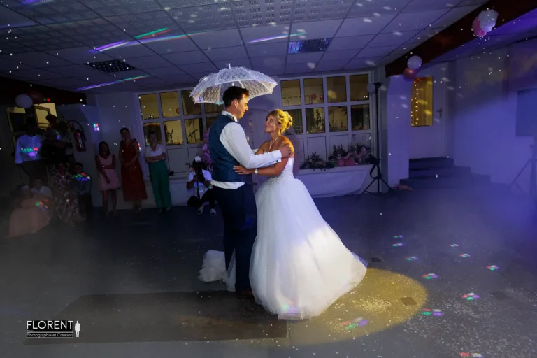 mariage maries tendres dansent sous ombrelle dans la fumee et confettis studio photographe mariage pas de calais nord boulogne sur mer lille paris arras le touquet