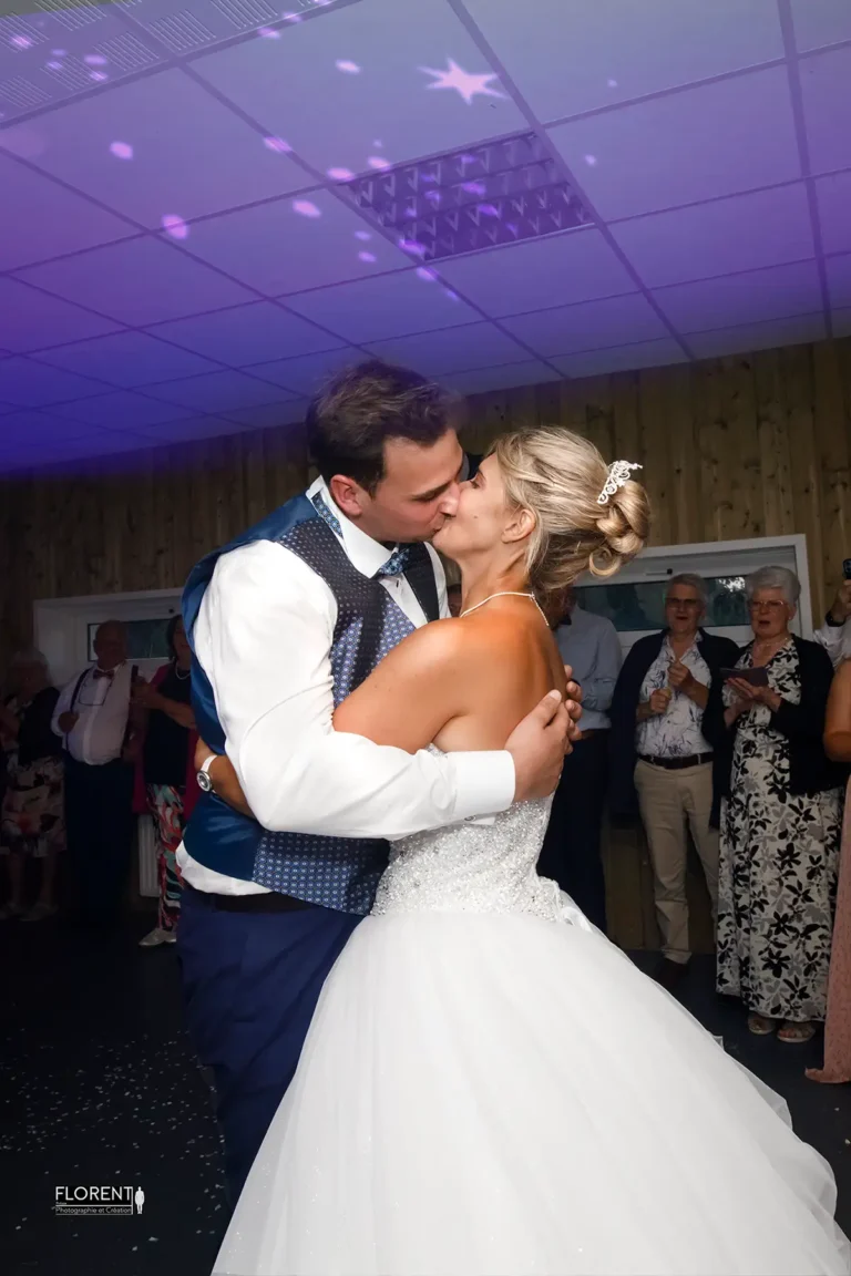 mariage maries tendres s embrassent dans la fumee florent studio photographe mariage pas de calais nord boulogne sur mer lille paris arras le touquet