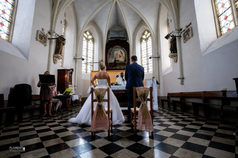 mariage petite chapelle saint omer maries devant pretre vue de derriere florent studio photographe mariage pas de calais nord boulogne sur mer lille paris arras le touquet