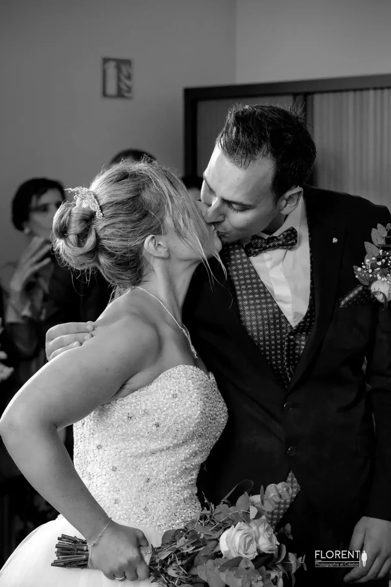 mariage petite mairie selles saint omer epoux s embrassent tendrement florent studio photographe mariage pas de calais nord boulogne sur mer lille paris arras le touquet