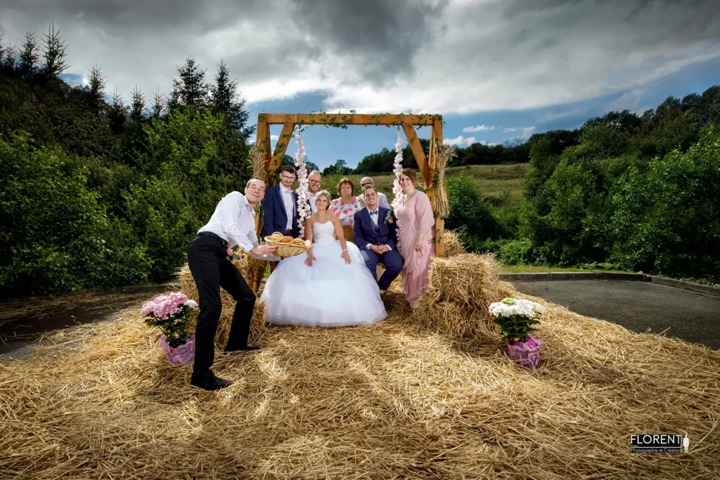 mariage pose famille humour sur balançelle paille et fleurs serveur porte plateau saint omer florent studio photographe mariage pas de calais nord boulogne sur mer lille paris arras le touquet