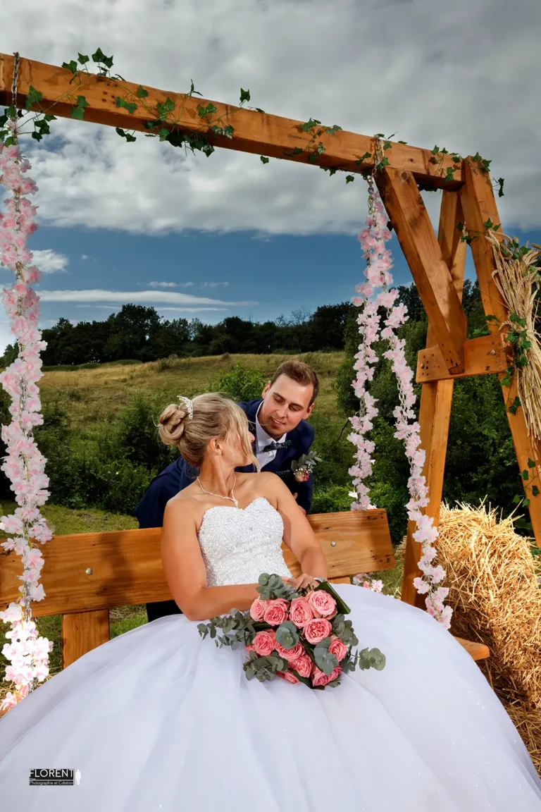 mariage pose tendre epoux sur balançelle saint omer florent studio photographe mariage pas de calais nord boulogne sur mer lille paris arras le touquet