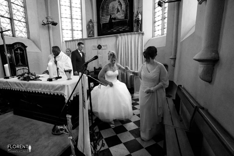 mariage saint omer desvres depart mariee apres signature avec l aide temoin eglise selles florent studio photographe mariage pas de calais nord boulogne sur mer lille paris arras le touquet