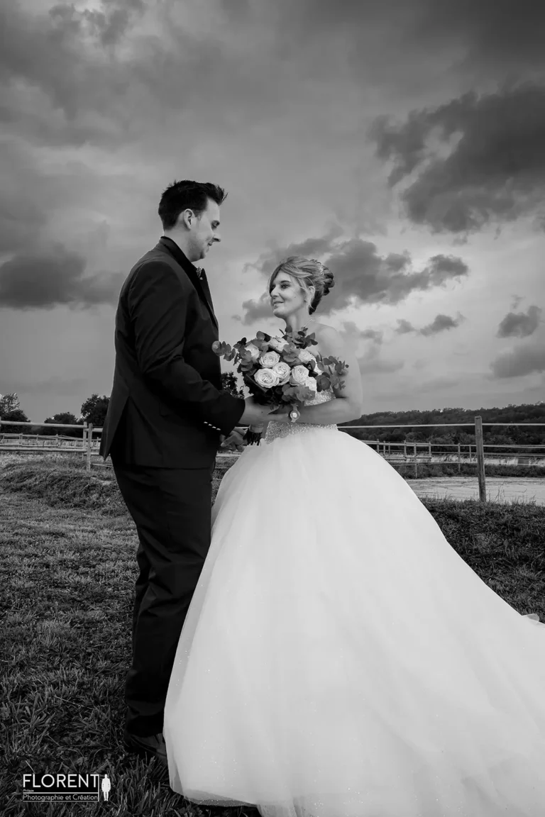 mariage saint omer émotion les maries se decouvrent sous la pluie nuages noirs florent studio photographe mariage pas de calais nord boulogne sur mer lille paris arras calais