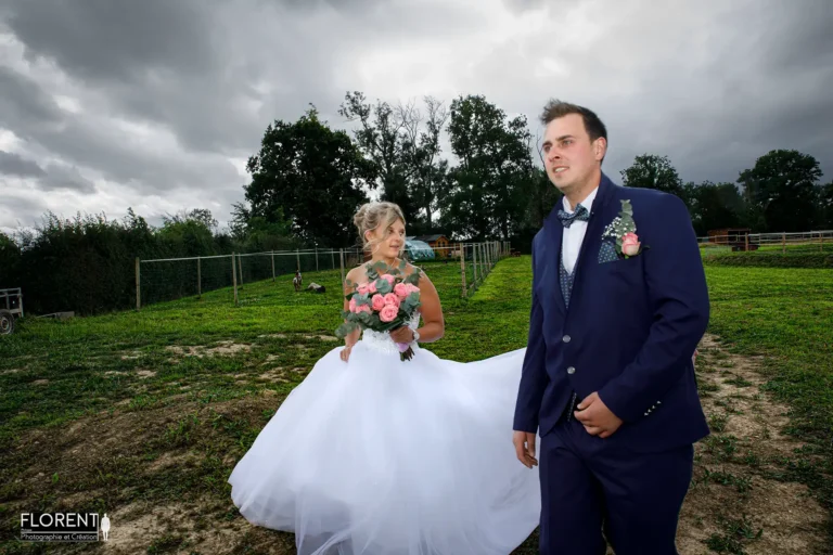 mariage saint omer les maries de retour de la decouverte sous la pluie desvres lille moment unique florent photographe mariage boulogne sur mer lille le touquet desvres arras calais