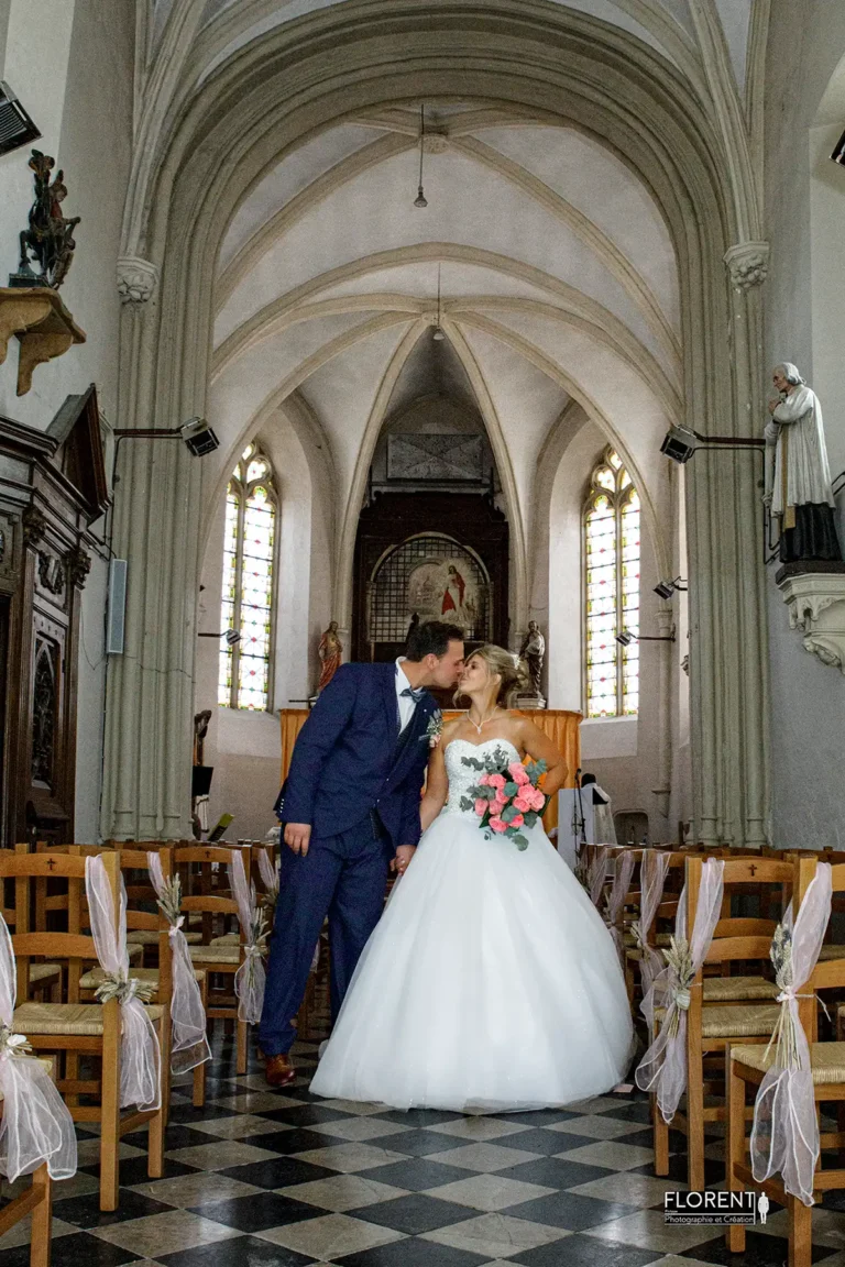 mariage sortie eglise emouvante epoux s embrassent selles saint omer florent studio photographe mariage pas de calais nord boulogne sur mer lille paris arras le touquet