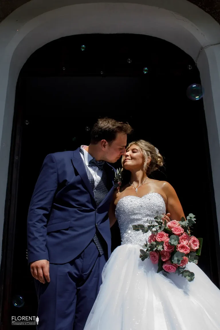 mariage sortie eglise selles saint omer epoux s'embrassent avec bulles florent studio photographe mariage pas de calais nord boulogne sur mer lille paris arras le touquet