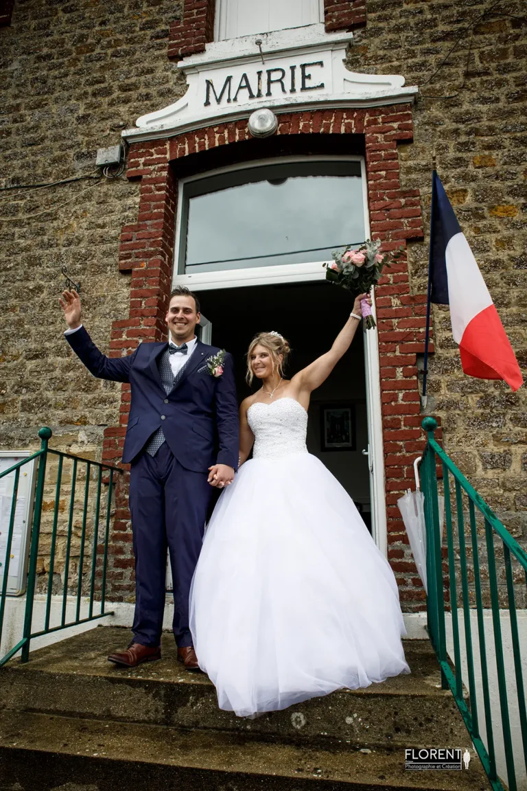 mariage sortie joyeuse mairie selles saint omer epoux levent les bras florent studio photographe mariage pas de calais nord boulogne sur mer lille paris arras le touquet