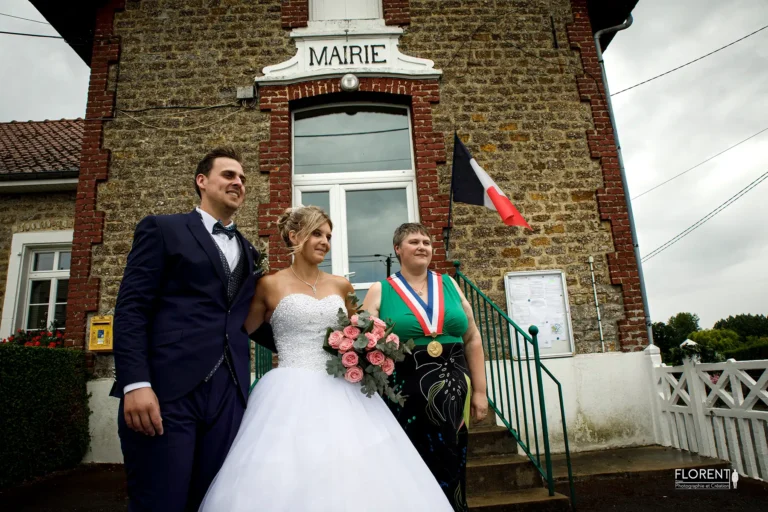 mariage sortie mairie selles saint omer le maire pose avec maries florent studio photographe mariage pas de calais nord boulogne sur mer lille paris arras le touquet desvres