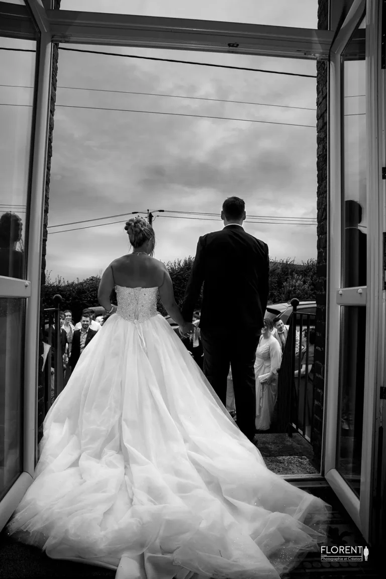 mariage sortie vue de la mairie selles saint omer derriere epoux devant invites florent studio photographe mariage pas de calais nord boulogne sur mer lille paris arras le touquet
