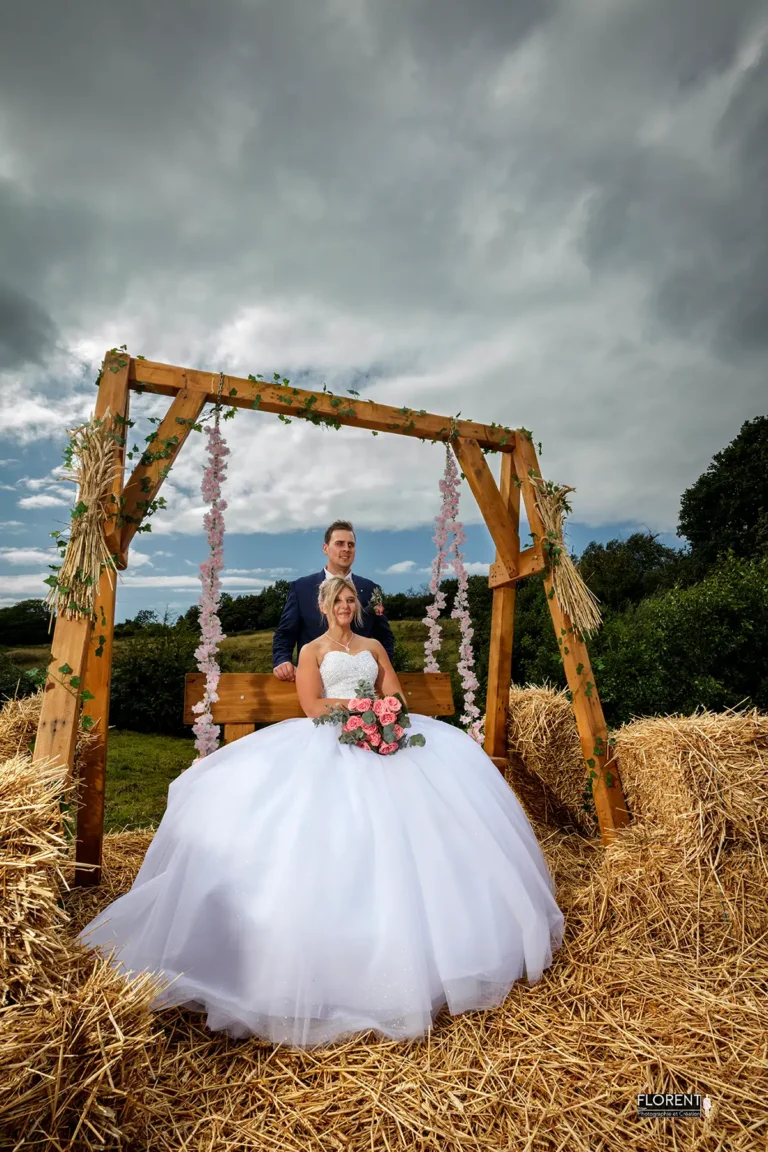 mariage superbe pose tendre epoux sur balançelle saint omer florent studio photographe mariage pas de calais nord boulogne sur mer lille paris arras le touquet