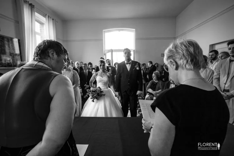 mariage vue derriere maire discours maries emus mairie selles saint omer florent studio photographe mariage pas de calais nord boulogne sur mer lille paris arras le touquet