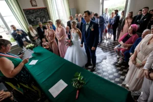 mariage vue ensemble maire discours maries emus petite mairie selles saint omer florent studio photographe mariage pas de calais nord boulogne sur mer lille paris arras le touquet