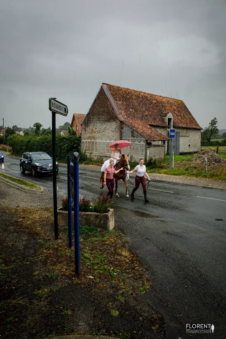 mariee saint omer a cheval et parapluie arrive à la mairie sous la pluie florent studio photographe mariage pas de calais nord boulogne sur mer lille paris hardelot arras le touquet