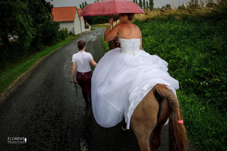 mariee saint omer a cheval et parapluie avec ecuilleres sous l'orage florent studio photographe mariage pas de calais nord boulogne sur mer lille paris hardelot arras le touquet
