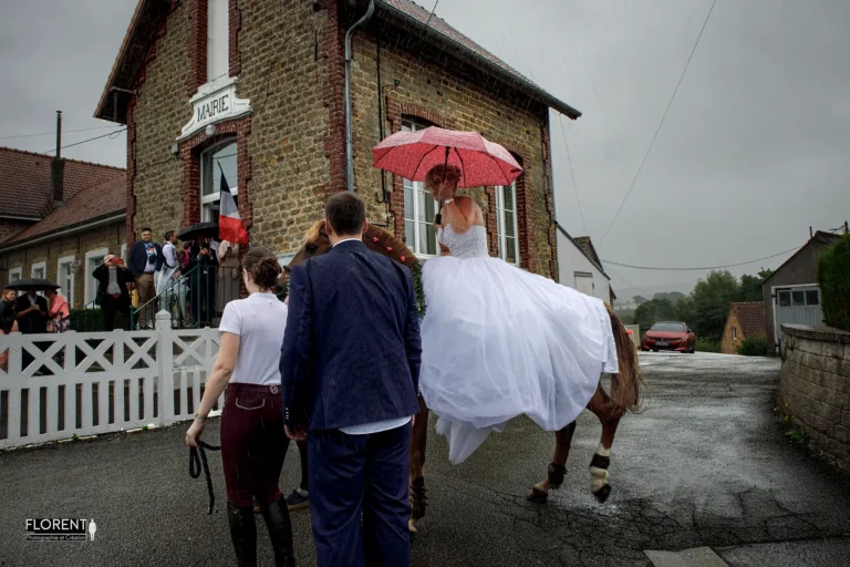 mariee saint omer a cheval et parapluie devant la mairie panique sous la pluie florent studio photographe mariage pas de calais nord boulogne sur mer lille paris hardelot arras le touquet