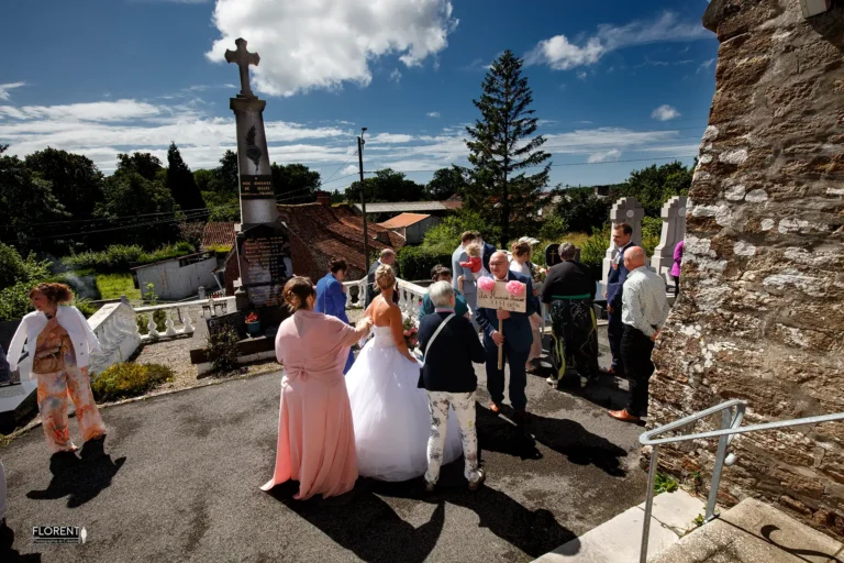 photo humour mariage sortie mariee au milieu cimetiere et temoin rose chapelle saint omer florent studio photographe mariage pas de calais nord boulogne sur mer lille paris arras le touquet