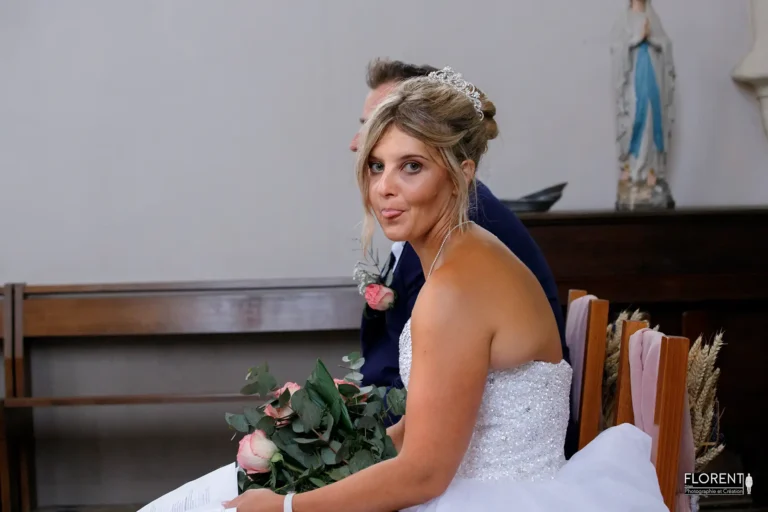 photo humour mariee tire la langue au photographe eglise saint omer florent studio photographe mariage pas de calais nord boulogne sur mer lille paris arras le touquet