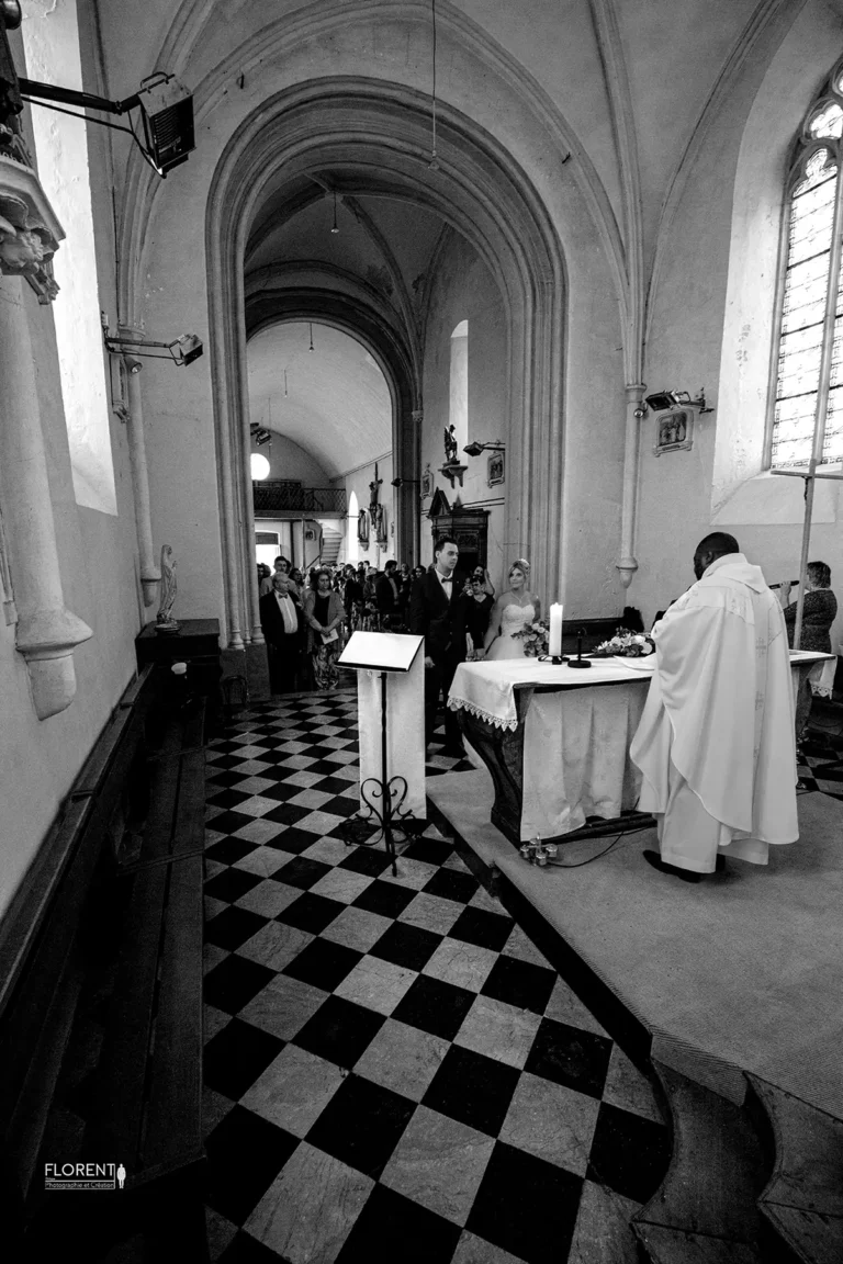 photo magique coeur de l eglise derriere pretre et autel vue sur maries saint omer florent studio photographe mariage pas de calais nord boulogne sur mer lille paris arras le touquet desvres
