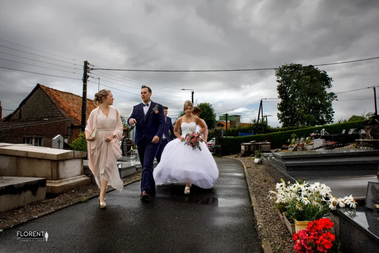 photo mariage arrivee sous la pluie au milieu cimetiere epoux et temoins chapelle saint omer florent studio photographe mariage pas de calais nord boulogne sur mer lille paris arras le touquet