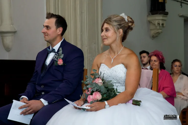 photo mariage coeur de l eglise vue sur maries assis emus saint omer florent studio photographe mariage pas de calais nord boulogne sur mer lille paris arras le touquet