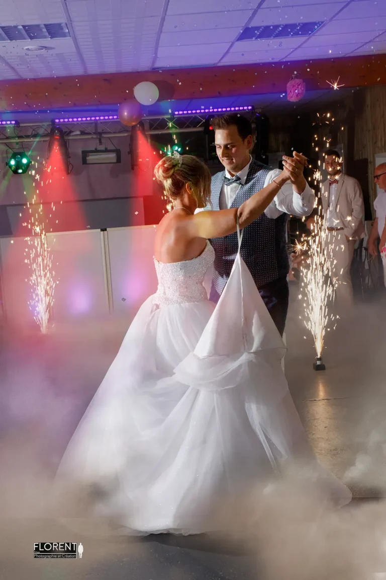 photo mariage dansent maries tendres dans la fumee florent studio photographe mariage pas de calais nord boulogne sur mer lille paris arras le touquet