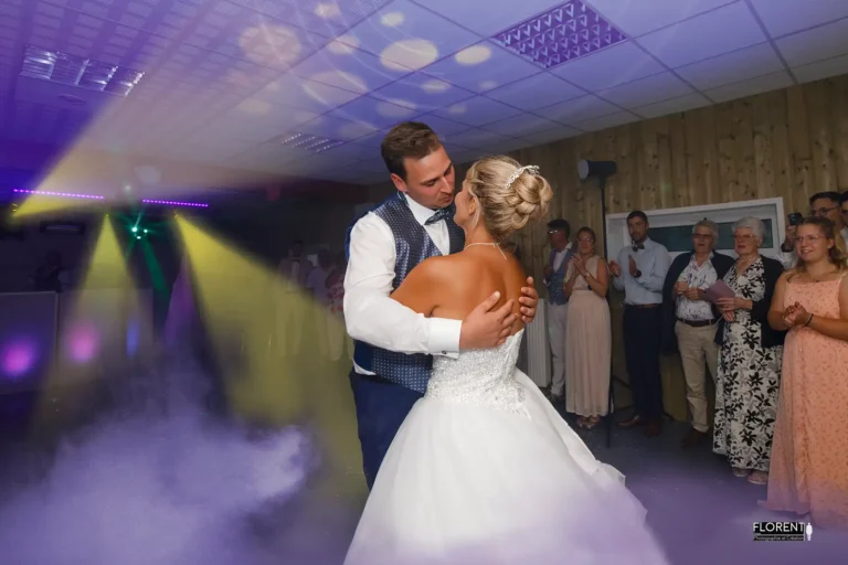 photo mariage fete maries tendres s embrassent dans la fumee florent studio photographe mariage pas de calais nord boulogne sur mer lille paris arras le touquet