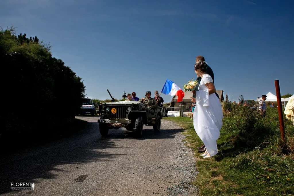 photo-mariage-humour-maries-font-du-stop-dans-camp-militaire-guerre-39-45-florent-photographe-mariage-calais-boulogne-sur-mer-lille-paris-saint-omer