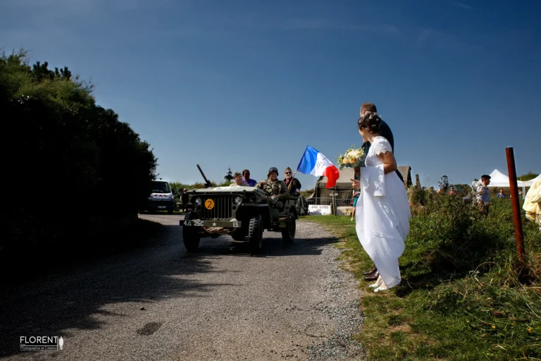 photo-mariage-humour-maries-font-du-stop-dans-camp-militaire-guerre-39-45-florent-photographe-mariage-calais-boulogne-sur-mer-lille-paris-saint-omer