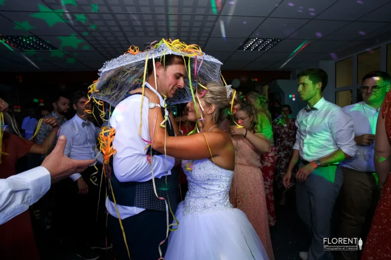 photo mariage maries tendres dansent sous ombrelle avec cotillons deposes studio photographe mariage pas de calais nord boulogne sur mer lille paris arras le touquet