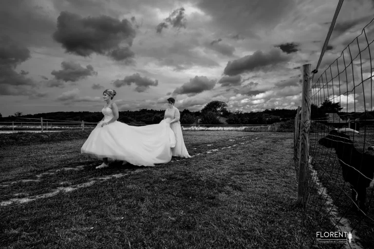 photo mariage saint omer émotion scene découverte arrivee de la mariee au milieu des biquettes pluie florent studio photographe mariage pas de calais nord boulogne sur mer lille paris arras calais