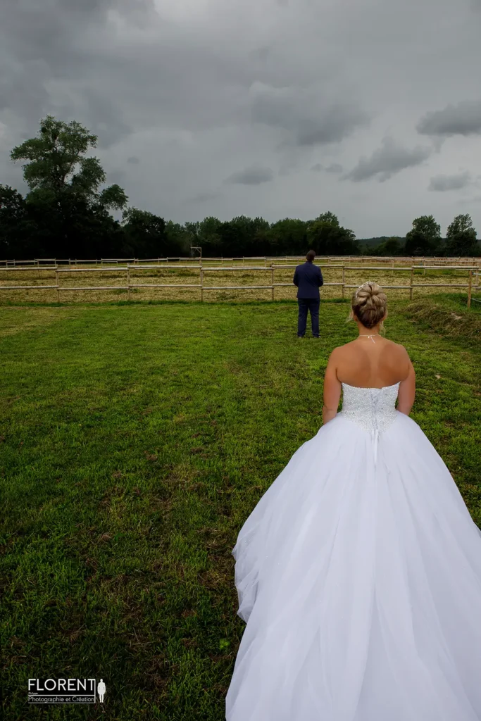 photo mariage saint omer émotion scene découverte mari au milieu du champ avec la mariee attendent florent studio photographe mariage pas de calais nord boulogne sur mer lille paris arras calais