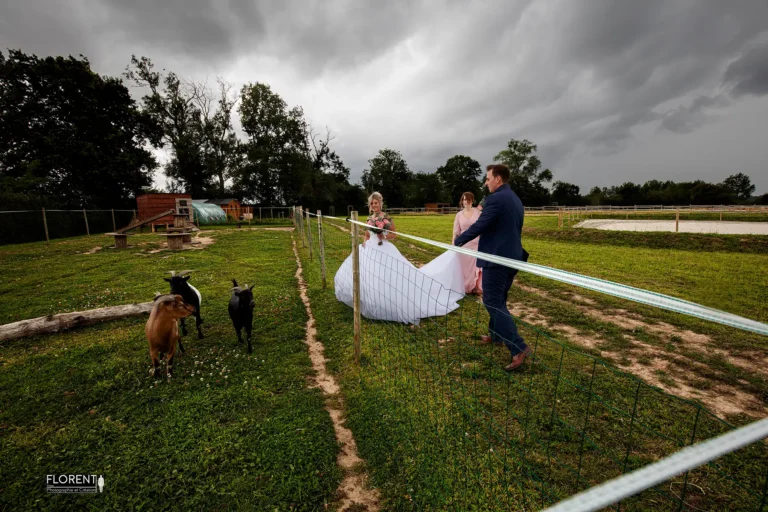 photo mariage saint omer les maries salut les biquettes sous la pluie florent studio photographe mariage pas de calais nord boulogne sur mer lille paris arras le touquet desvres
