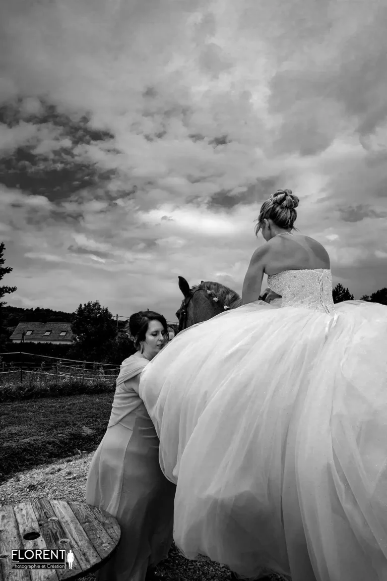 photo splendide mariee monte a cheval avec aide amie sous la pluie vers la mairie florent studio photographe mariage pas de calais nord boulogne sur mer lille paris hardelot arras le touquet