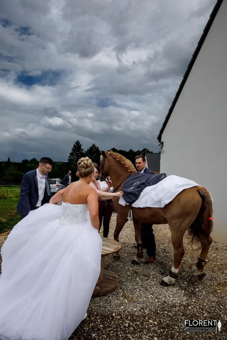 photo splendide mariee monte a cheval avec amis sous la pluie vers la mairie florent studio photographe mariage pas de calais nord boulogne sur mer lille paris hardelot arras le touquet