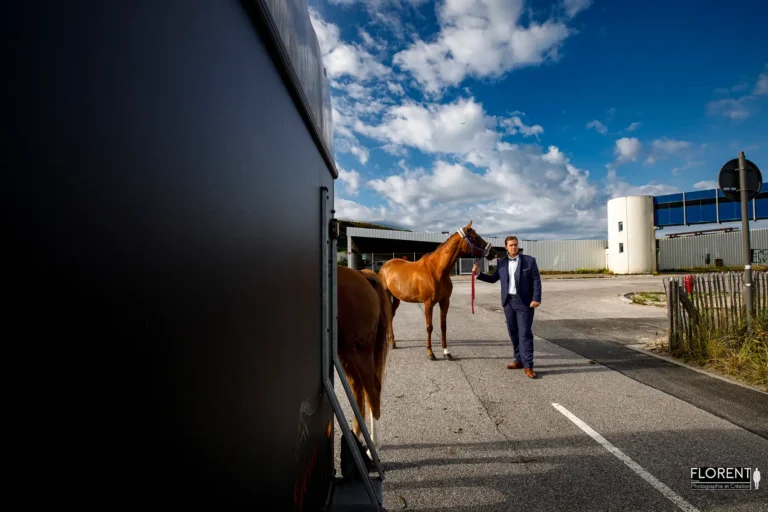 photographe mariage boulogne sur mer les maries preparent leurs chevaux sur la plage boulogne sur mer florent studio mariage lille le touquet paris calais saint omer arras dunkerque hardelot
