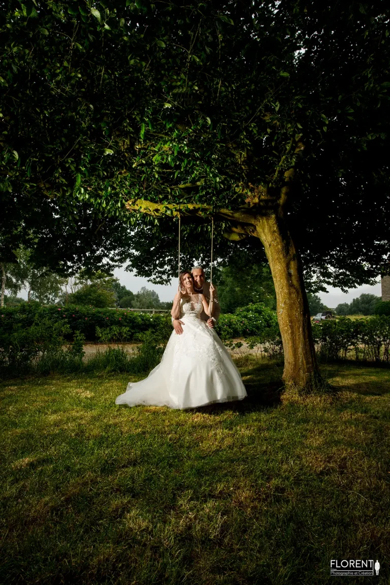 photographe mariage couple a la balancoire sous arbre geant hardelot boulogne sur mer marquise florent photographe calais arras amiens saint omer le touquet lille paris