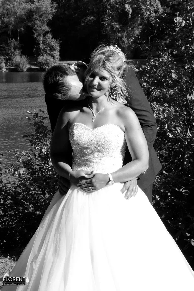 photographe mariage devant etang de desvres pose douce couple selles florent studio photographe mariage pas de calais nord boulogne sur mer lille paris arras le touquet saint omer