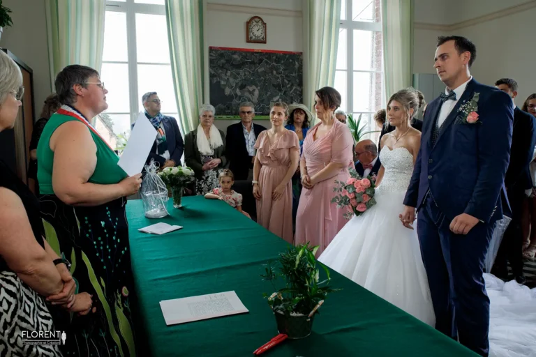 photographe mariage epoux emus devant le maire petite mairie selles saint omer studio photographe mariage pas de calais nord boulogne sur mer lille paris arras le touquet