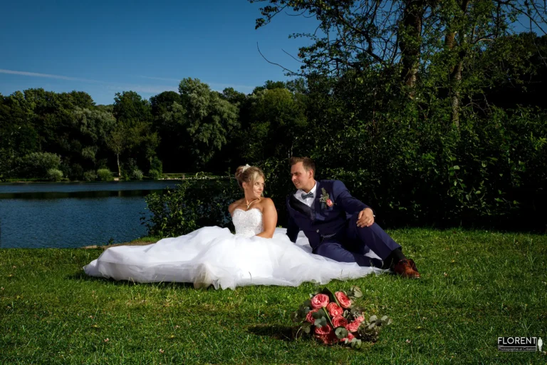 photographe mariage etang de desvres pose tendre des maries assis sur l herbe florent studio photographe mariage pas de calais nord boulogne sur mer lille paris arras le touquet desvres