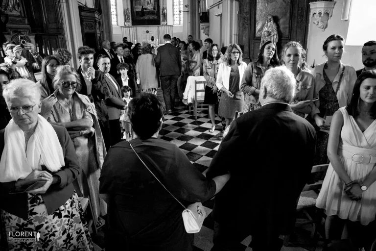 photographe mariage mariage arrivee de la famille vue derriere petite chapelle saint omer florent studio photographe mariage pas de calais nord boulogne sur mer lille paris arras le touquet