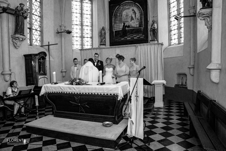 photographe mariage saint omer epoux temoins avec pretre pour signatures eglise selles florent studio photographe mariage pas de calais nord boulogne sur mer lille paris arras le touquet desvres