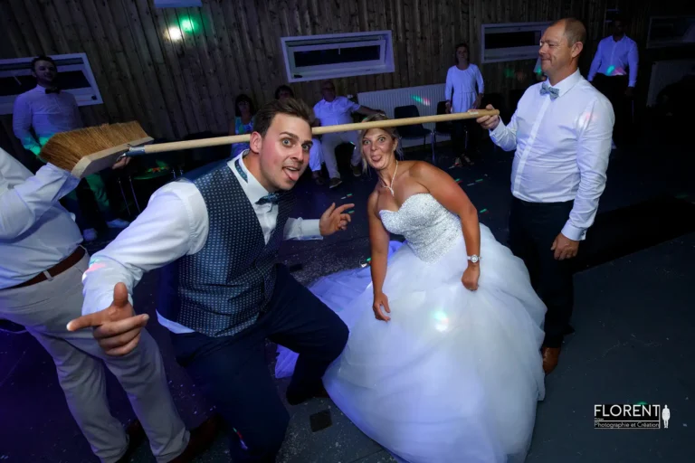 photographe mariage saint omer fete danse balais les maries tire la langue sous balais florent studio photographe mariage pas de calais nord boulogne sur mer lille paris arras le touquet desvres