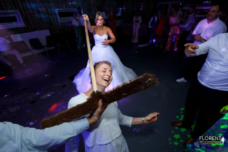 photographe mariage saint omer humour fete danse du balais la mariee tiens le balais florent studio photographe mariage pas de calais nord boulogne sur mer lille paris arras le touquet desvres