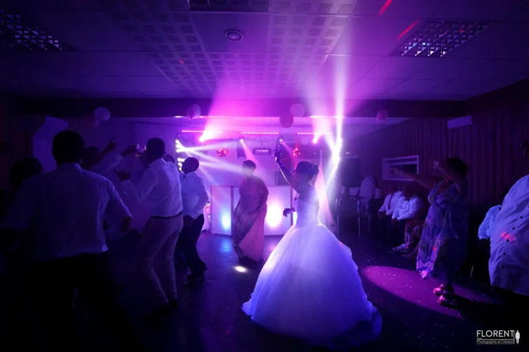 photographe mariage saint omer humour fete la mariee danse dans la lumiere rose florent studio photographe mariage pas de calais nord boulogne sur mer lille paris arras le touquet desvres