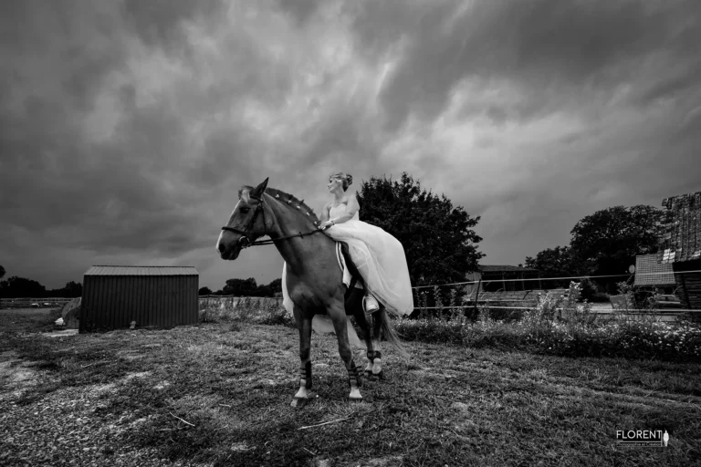 photographe mariage saint omer mariee a cheval sous la pluie depart vers la mairie florent studio desvre photographe mariage pas de calais nord boulogne sur mer lille paris arras le touquet