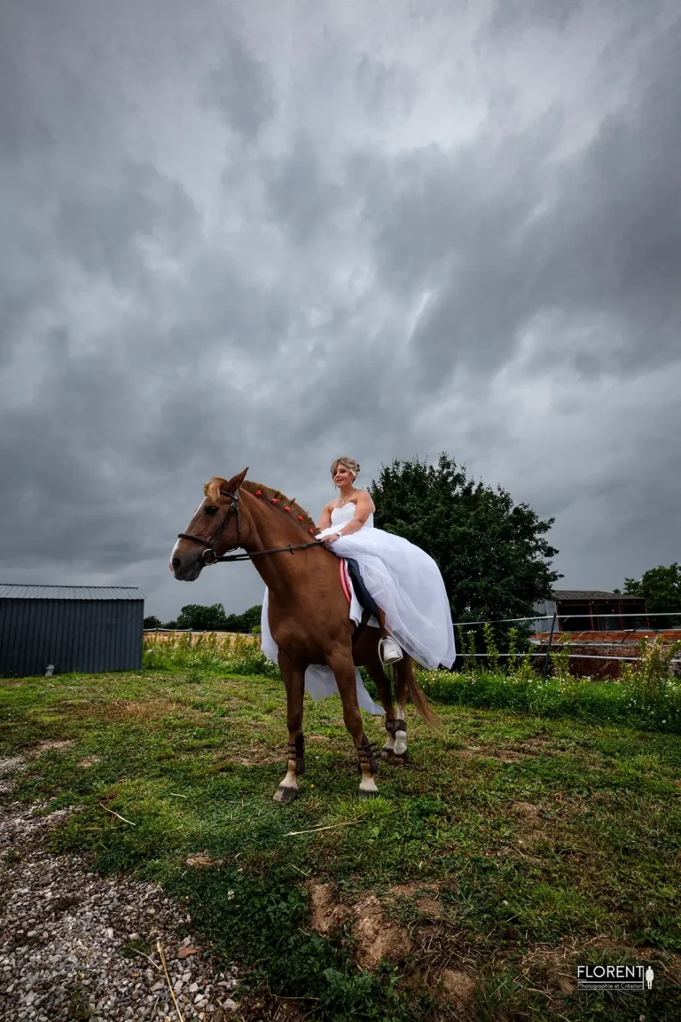 photographe mariage superbe pose photo mariee saint omer a cheval sous l'orage florent studio photographe mariage pas de calais nord boulogne sur mer lille paris hardelot arras le touquet desvres