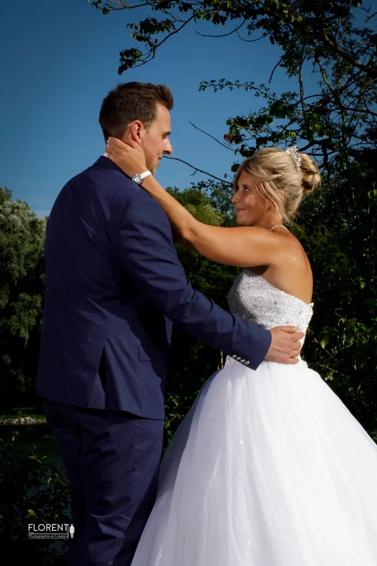 photographe saint omer mariage desvres pose amoureuse des maries devant etang florent studio photographe mariage pas de calais nord boulogne sur mer lille paris arras le touquet desvres